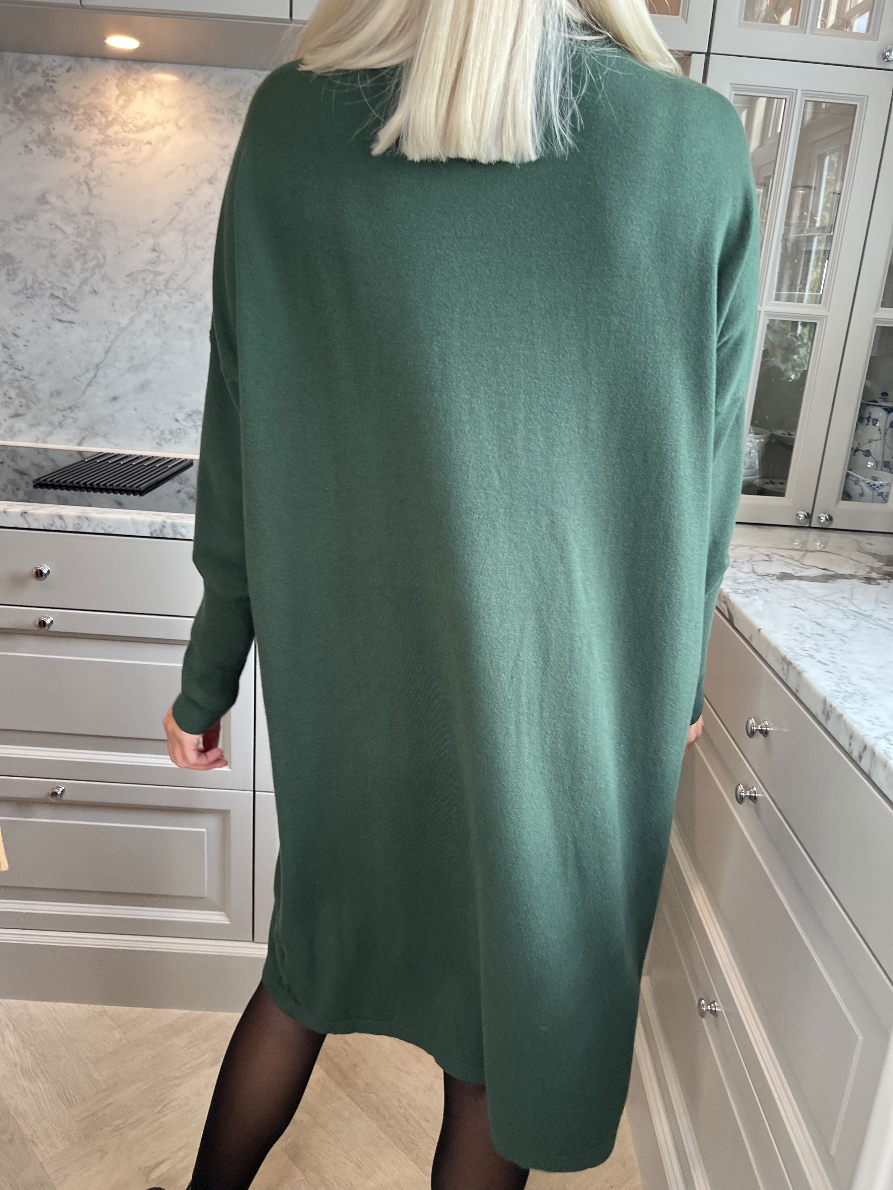 Yasha - Blød strikkjole i strækbart stof pyntet med similisten